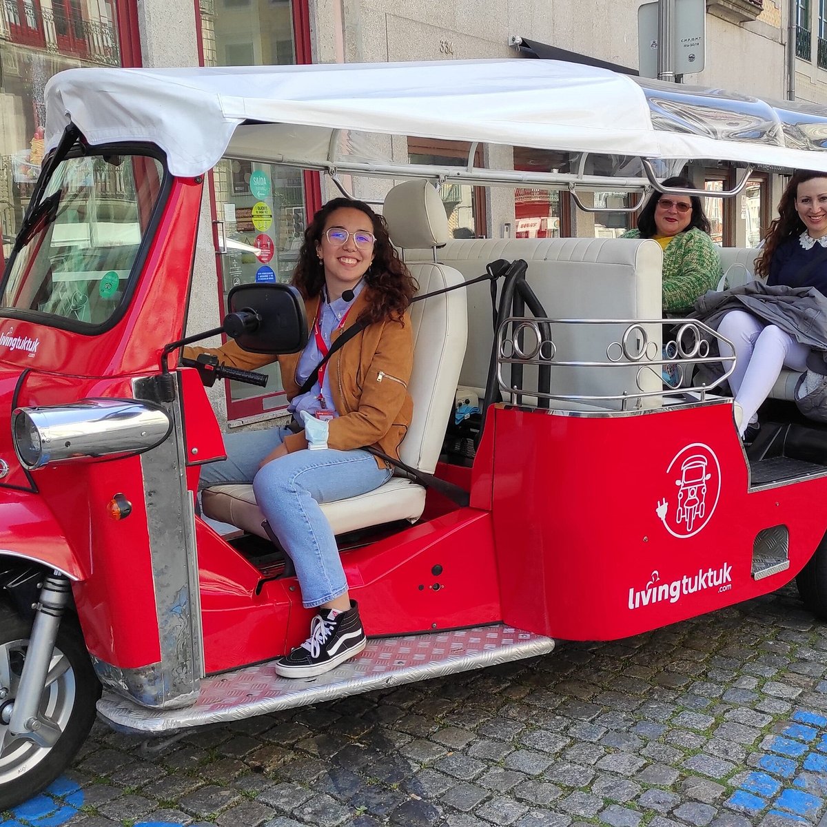 tuktuk-lisbon.com